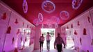 People enter a life-size "Barbie Dreamhouse" of Mattel's Barbie dolls during a media tour in Berlin, May 15, 2013. The life-sized house, covering about 1,400 square metres offers visitors to try on Barbie's clothes in her walk-in closet, tour her living room and her kitchen. REUTERS/Fabrizio Bensch (GERMANY - Tags: ENTERTAINMENT SOCIETY) Published: Kvě. 15, 2013, 2:50 odp.