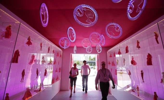 People enter a life-size "Barbie Dreamhouse" of Mattel's Barbie dolls during a media tour in Berlin, May 15, 2013. The life-sized house, covering about 1,400 square metres offers visitors to try on Barbie's clothes in her walk-in closet, tour her living room and her kitchen. REUTERS/Fabrizio Bensch (GERMANY - Tags: ENTERTAINMENT SOCIETY) Published: Kvě. 15, 2013, 2:50 odp.