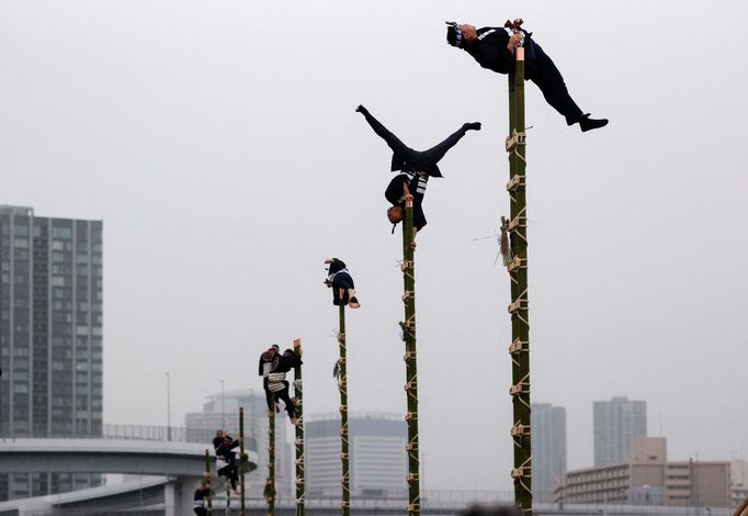 Členové uskupení Edo Firemanship Preservation Association při performanci bambusových žebřících v Tokiu, Japonsko, 6. ledna 2022.