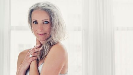 Šediny jsou trendy: Inspirace ženami, které si nebarví vlasy