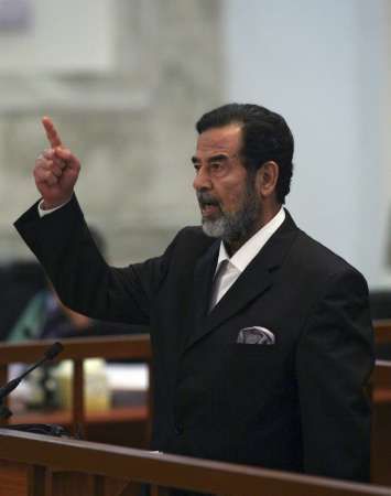 Saddám Husajn se překřikuje s šéfem tribunálu předčítajícím rozsudek