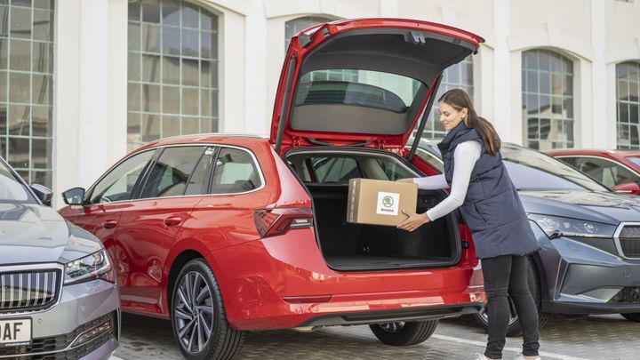 Firmy lákají na doručení objednávek přímo do kufrů aut. Nový koncept testují v Praze; Zdroj foto: Škoda Auto