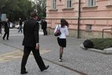 Příjezd prezidenta republiky se blíží. Členovi ochranky se nezdála černá taška u vchodu do Krajského úřadu, kam má prezident brzy vstoupit. Ukáže se, že jde o tašku jedné novinářky, ta si ji jde odklidit.