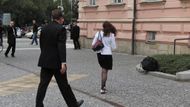 Příjezd prezidenta republiky se blíží. Členovi ochranky se nezdála černá taška u vchodu do Krajského úřadu, kam má prezident brzy vstoupit. Ukáže se, že jde o tašku jedné novinářky, ta si ji jde odklidit.