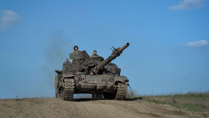 Tank ukrajinské armády na frontové linii u města Bachmut na Donbase.