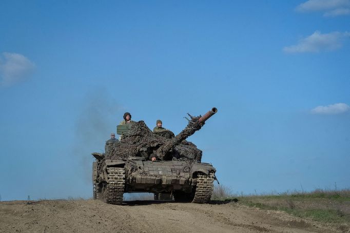 Tank ukrajinské armády na frontové linii u města Bachmut na Donbase.