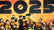 Členové týmu McLaren slaví zisk Poháru konstruktérů