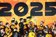 "Nevadí, že mě vytlačil z dráhy?" McLaren i přes kolizi získal Pohár konstruktérů