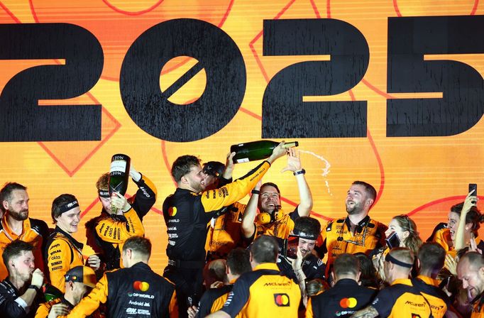 Členové týmu McLaren slaví zisk Poháru konstruktérů.