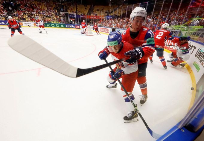 Petr Kodýtek a Petter Vesterheim v zápase MS 2025 Česko - Norsko