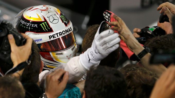 Lewis Hamilton slaví triumf ve Velké ceně Bahrajnu.