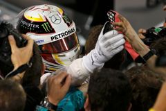 Hamilton v Bahrajnu ubránil vítězství před Räikkönenem