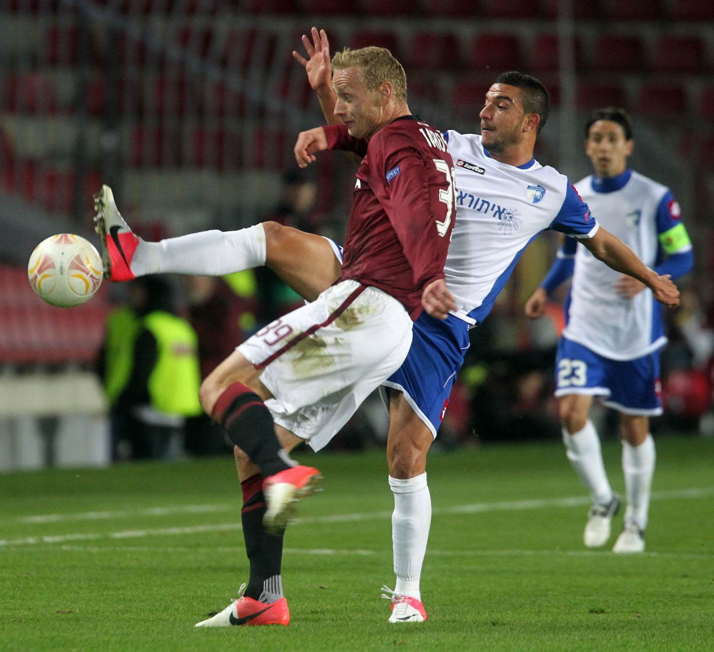 Fotbalisté Sparty Praha proti Kirjatu Šmoně v utkání Evropské ligy 2012/13.