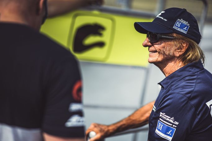 Emerson Fittipaldi při testech tahače Buggyra v Mostě