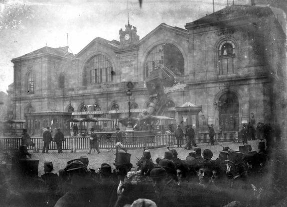 Zvuk nárazu přilákal na místo stovky Pařížanů. Někteří si dokonce koupili jízdenku, jen aby se mohli dostat blíž.