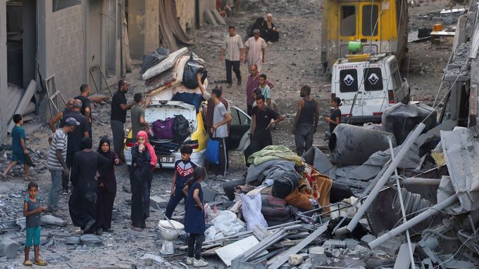 Palestinci prohlížejí místo nočního izraelského útoku na dům v Gaze. 16. září 2025.