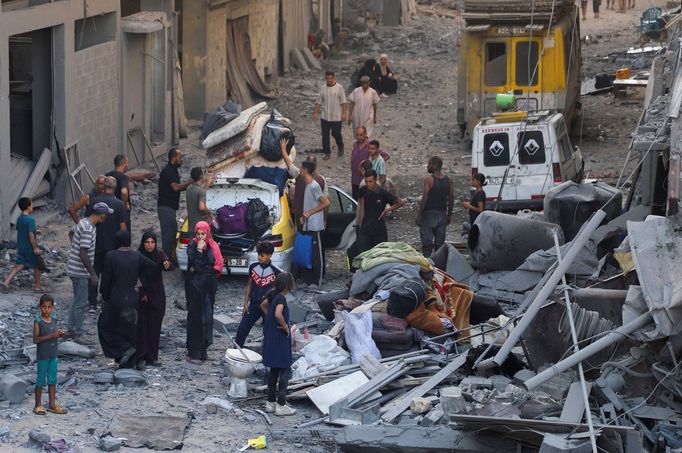 Palestinci prohlížejí místo nočního izraelského útoku na dům v Gaze; 16. září 2025.