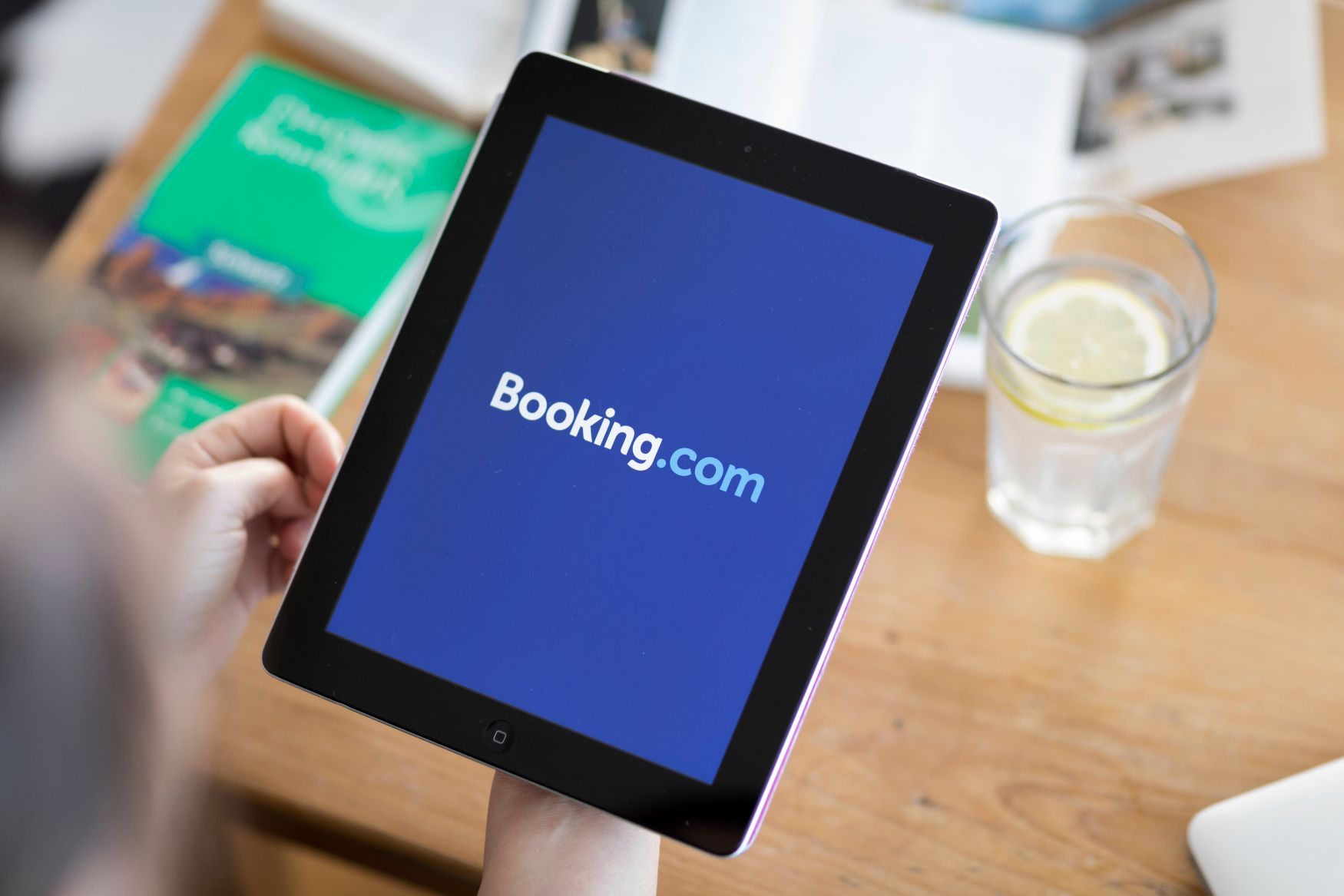 Booking.com ubytování web online tablet