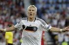 Němec Bastian Schweinsteiger srovnal v semifinále s Tureckem na 1:1.