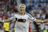 Němec Bastian Schweinsteiger srovnal v semifinále s Tureckem na 1:1.
