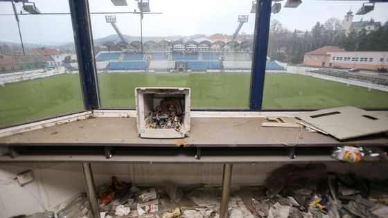 Foto: Zašlý mýtus Drnovice. Stadion, kde skóroval Nedvěd a chytal Vaniak, byl prodán za 6,2 milionu