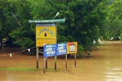 Při záplavách v Arkansasu zahynulo 16 turistů