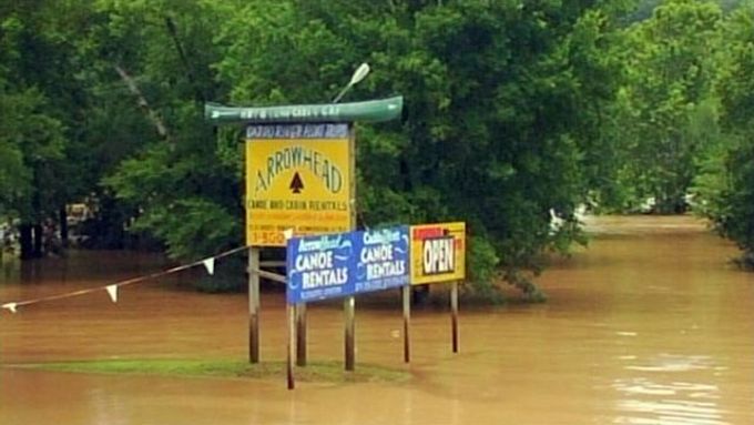 Vzedmutá hladina řek Little Missouri a Caddo zaplavila kempy v Ouachitském národním parku