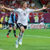 Německý fotbalista Lars Bender slaví gól v utkání skupiny B s Dánskem na Euru 2012