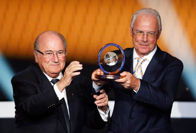 Prezident FIFA Sepp Blatter (vlevo), který předal speciální Prezidentovu cenu legendárnímu Franzi Beckenbauerovi.