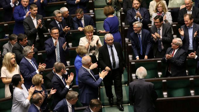 Jaroslaw Kaczynski v parlamentu.