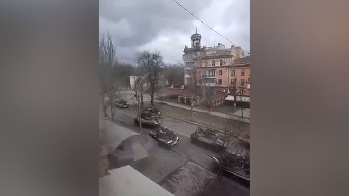 Rusko převzalo kontrolu nad městem Cherson na jihu Ukrajiny. Tamní ulice obsadily ruské tanky