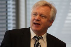 Část občanů EU bude možná muset království opustit, tvrdí britský ministr pro otázky Brexitu
