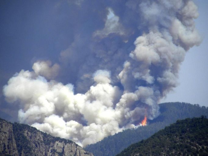 USA-WILDFIRES/NEW MEXICO Description: Smoke is pictured billowing from the site of wildfires at the Whitewater-Baldy Complex in southwestern New Mexico in the Gila National Forest in this May 17, 2012 handout photo obtained by Reuters May 27, 2012. The Whitewater-Baldy Complex fire, started by a lightning strike, has been burning out of control for 11 days, destroying more than 82,252 acres (33,286 hectares) and prompting officials to issue evacuation orders in nearby communities. REUTERS/U.S. Forest Servic/Handout (UNITED STATES - Tags: ENVIRONMENT DISASTER) FOR EDITORIAL USE ONLY. NOT FOR SALE FOR MARKETING OR ADVERTISING CAMPAIGNS. THIS IMAGE HAS BEEN SUPPLIED BY A THIRD PARTY. IT IS DISTRIBUTED, EXACTLY AS RECEIVED BY REUTERS, AS A SERVICE TO CLIENTS Published: Kvě. 27, 2012, 8:59 odp.