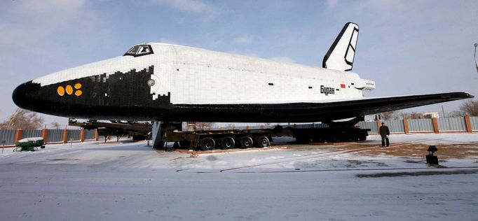 Sovětský raketoplán Buran je k vidění před vstupem do bajkonurského muzea. Buran letěl do vesmíru jen jednou v roce 1988, později Rusové projekt ukončili jako neúspěšný.