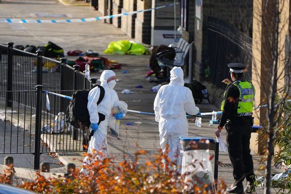 Forenzní specialisté a policista na místě zásahu