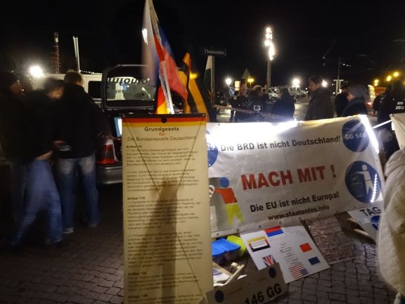 "Spolková republika není Německo," hlásá transparent na setkání "občanů říše" v Drážďanech. 