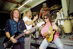 Zemřel kytarista Eddie Van Halen, kvůli rakovině a artritidě poslední roky nehrál