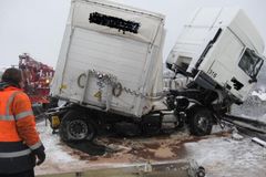 U Domažlic vjel kamion do protisměru a srazil autobus