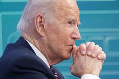 Biden bojuje na dvou frontách. S ruskou invazí na Ukrajině a politikařením v USA