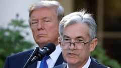 Předseda Federálního rezervního systému (Fed) USA a prezident USA Donald Trump, listopad 2017.