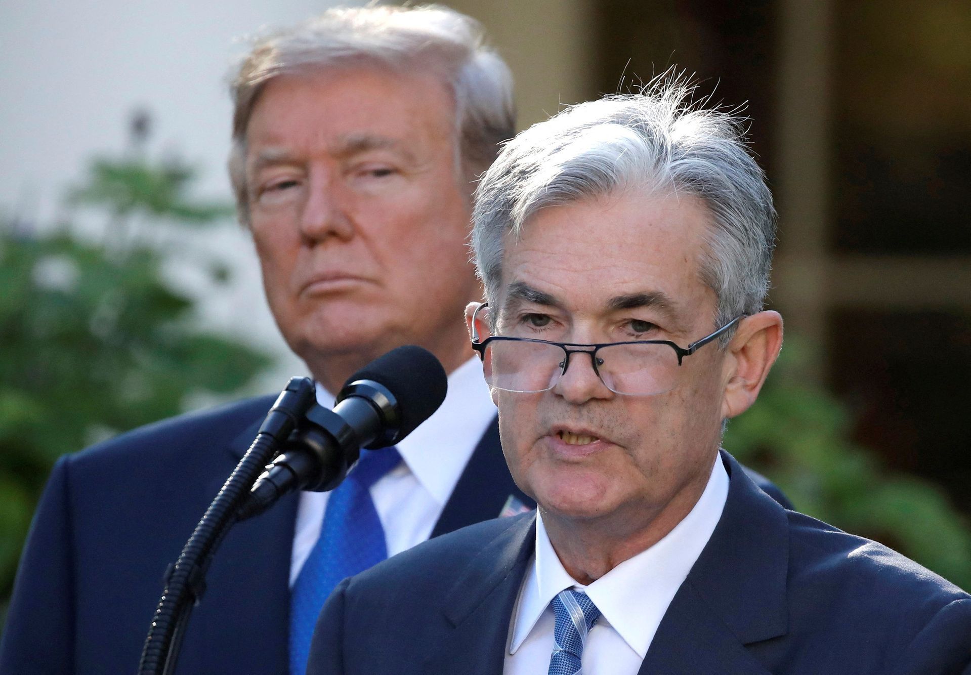 Předseda Federálního rezervního systému (Fed) USA a prezident USA Donald Trump, listopad 2017.
