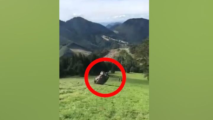 Auto se záchranáři se na sjezdovce přetočilo osmkrát přes střechu