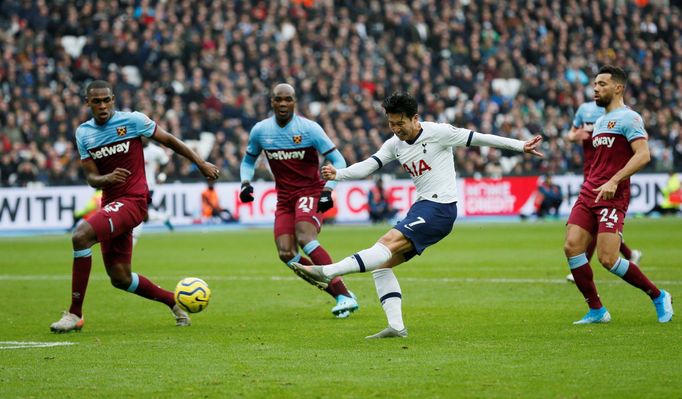 Soccer Football - Premier League - West Ham United v Tottenham Hotspur - London Stadium, London, Britain - November 23, 2019  Tottenham Hotspur's Son Heung-min scores the