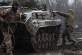 Jisté je, že boje jsou nyní velmi intenzivní. Ukrajinská protiofenziva začala poté, co vojáky v Bachmutu navštívil o víkendu velitel ukrajinských pozemních sil, generál Oleksandr Syrskyj.