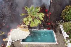 Záběry z dronu: Láva "požírá" bazén na Kanárských ostrovech a blíží se k moři
