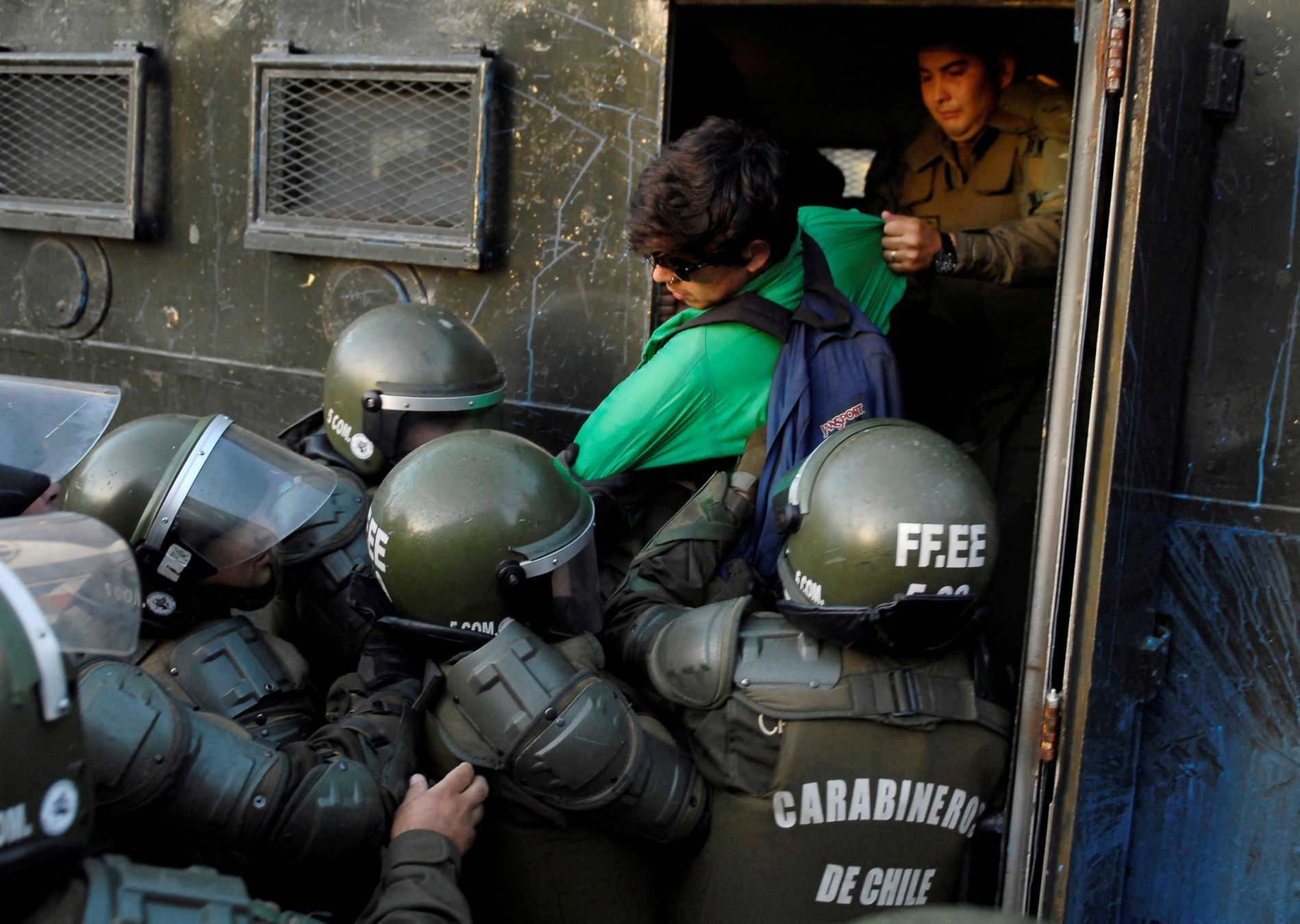 Policisté v Chile zadrželi některé demonstranty před příjezdem papeže Františka.