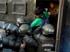 Policisté v Chile zadrželi některé demonstranty před příjezdem papeže Františka.