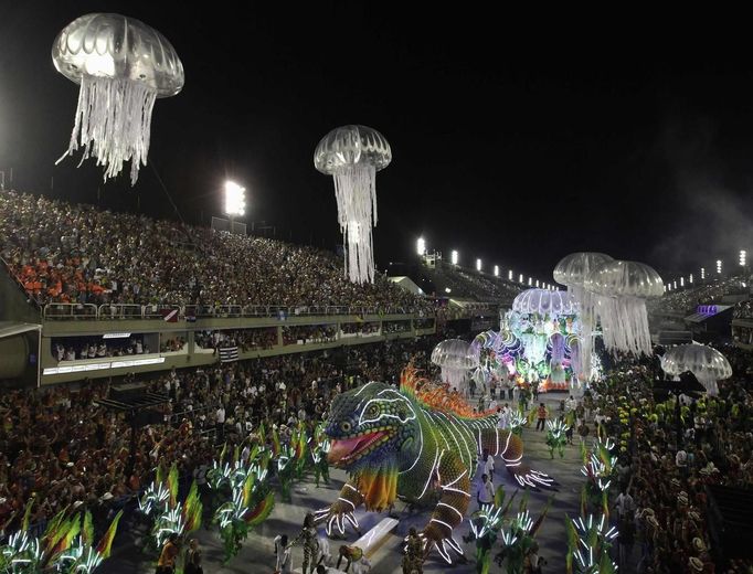 Revellers from Grande Rio samba school participate during the annual Carnival parade in Rio de Janeiro's Sambadrome, February 12, 2013. REUTERS/Ricardo Moraes (BRAZIL - Tags: SOCIETY) Published: Úno. 12, 2013, 5:21 dop.