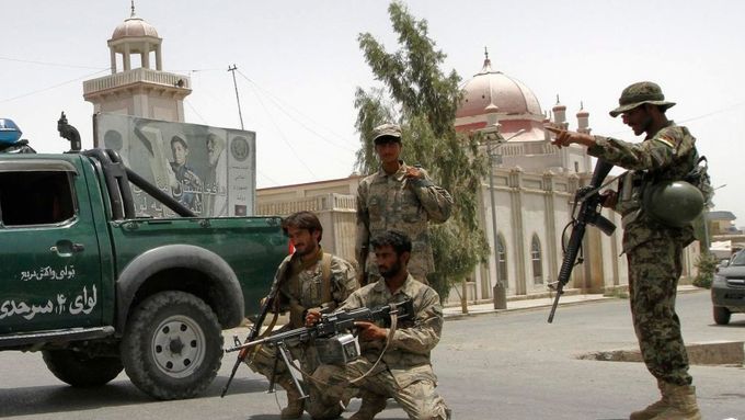 Afghánští policisté po útoku zatarasili příjezdové cesty k mešitě.