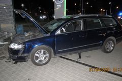 V Mladé Boleslavi najelo auto ve vysoké rychlosti do lidí, nejméně tři zranilo
